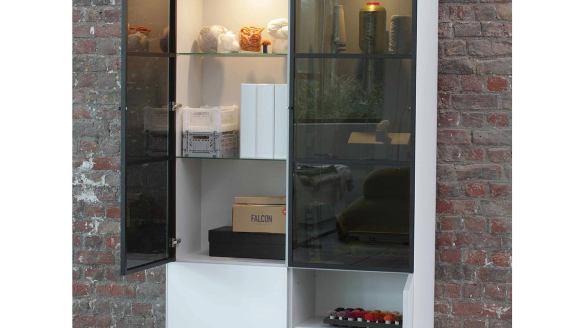 Cette armoire design de la marque Joli est confectionnée en verre.