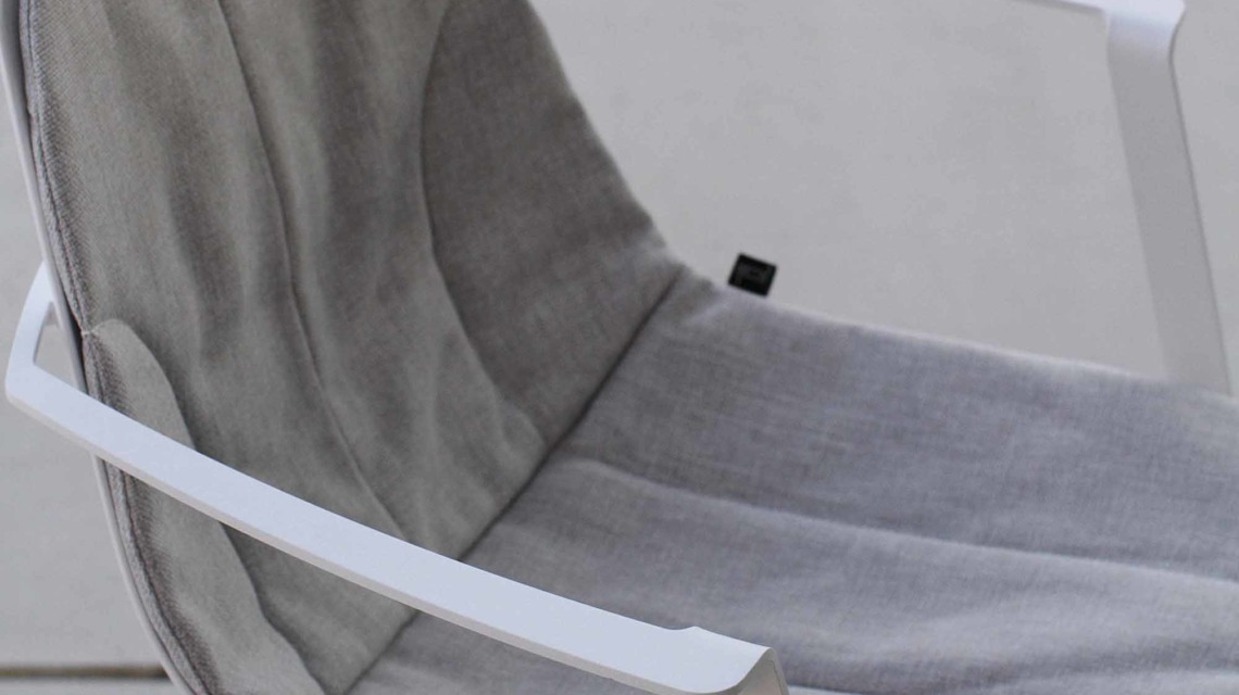 Le fauteuil design Marguerite de Joli peut être agrémentée d'un coussin design.