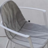 JOLI MARGUERITE Chaise coussin Contexte Le fauteuil design Marguerite de Joli peut être agrémentée d'un coussin design.