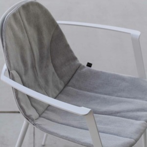 Le fauteuil design Marguerite de Joli peut être agrémentée d'un coussin design.