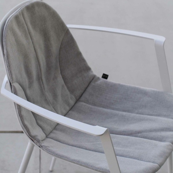 JOLI MARGUERITE Chaise coussin Contexte Le fauteuil design Marguerite de Joli peut être agrémentée d'un coussin design.