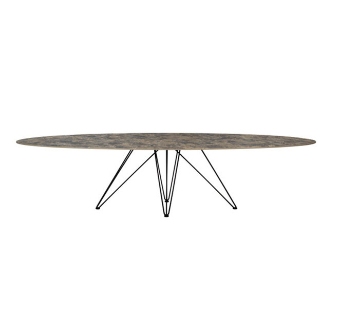 Cette table joli en céramique design ovale de la marque Joli est conçue par le designer Mathias De Ferm.