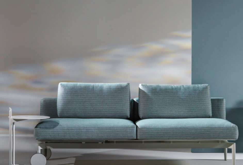 Ce canapé de luxe de la marque Joli peut être utilisé aussi bien en intérieur qu'en extérieur.