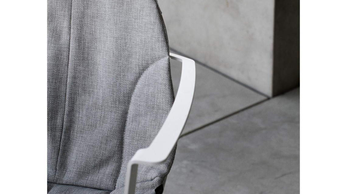 Ce fauteuil de qualité Marguerite de la marque Joli a été conçu par le designer Mathias De Ferm.