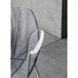 marguerite-coussin 3 Ce fauteuil de qualité Marguerite de la marque Joli a été conçu par le designer Mathias De Ferm.