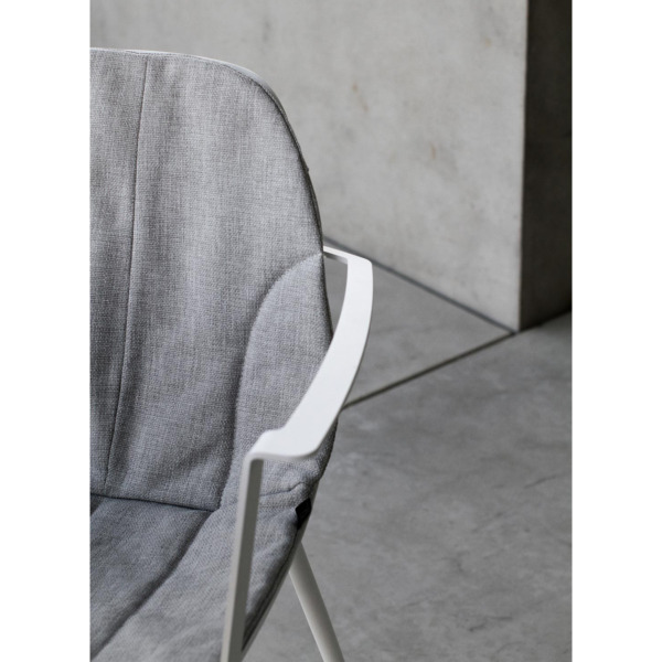 marguerite-coussin 3 Ce fauteuil de qualité Marguerite de la marque Joli a été conçu par le designer Mathias De Ferm.