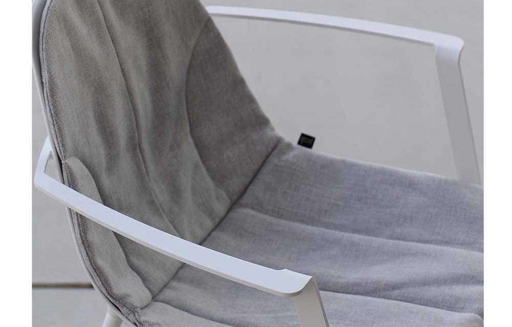 Ce coussin MARGUERITE de JOLI est composé en toile de lin imperméable qui permettra de compléter le confort de vos fauteuils.
