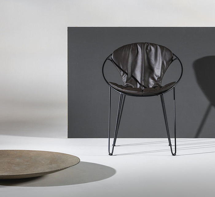 Cette chaise design métal WIRE de Joli a été conçue par le designer Mathias De Ferm.