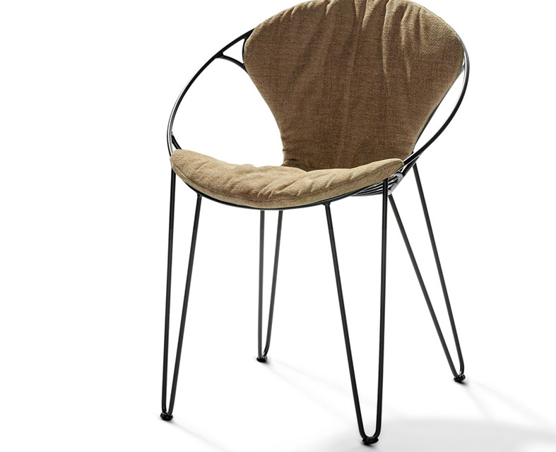Ce coussin en cuir spécialement conçu pour la collection de chaise WIRE de la marque belge JOLI. Il est également disponible en lin.
