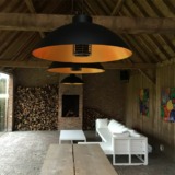 Cette lampe chauffante moderne conjugue un design raffiné à des performances techniques remarquables.