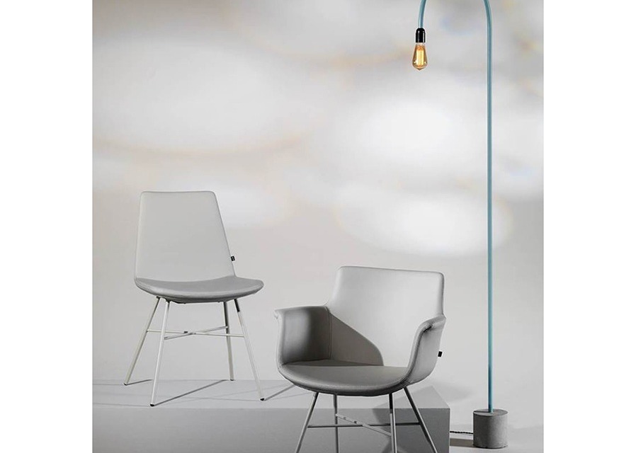 Cette chaise design de la marque Joli est remarquable par son minimalisme.