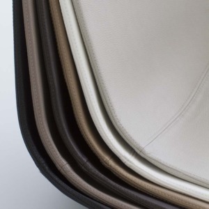 Ces coques en cuir sont spécialement adaptées pour revêtir les fauteuils et la chaise de la collection MARGUERITE.
