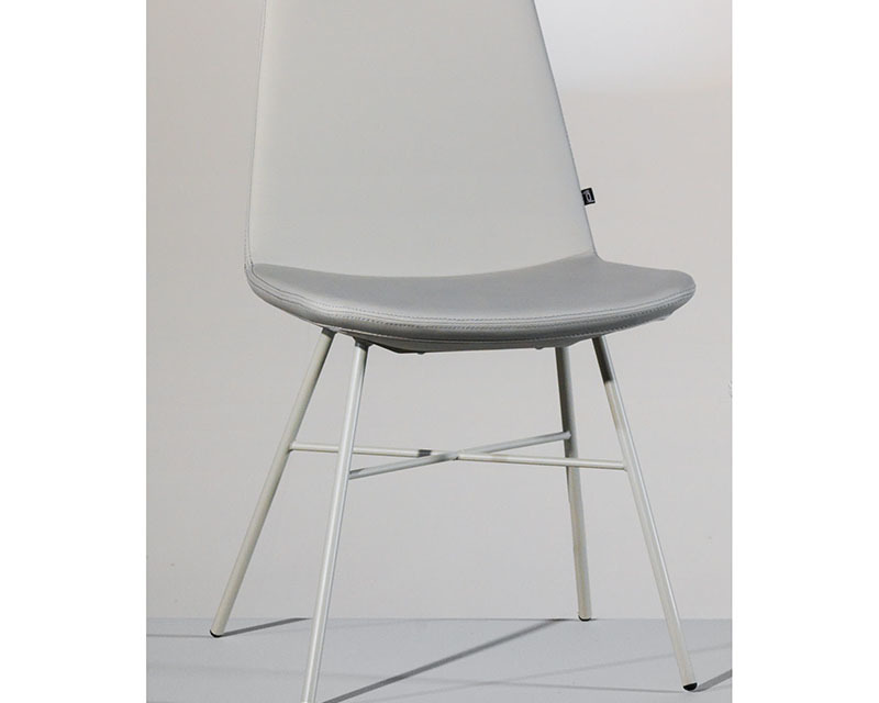 La chaise moderne Rafaël du designer John Ghekiere est confortable et possède un châssis sophistiqué.