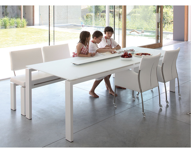 La table WINGS en matilux de JOLI est exposée dans notre showroom. Cette tables aux formes très sobres a été pensé par le designer John Ghekiere.