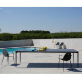 Table design MARGUERITE JOLI Table design extérieur MARGUERITE de JOLI aux lignes sobres et aux pieds coniques stylisés.