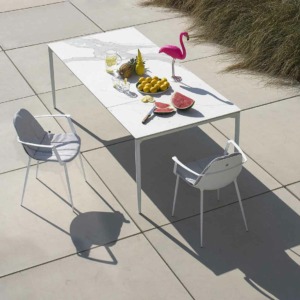 Table design extérieur MARGUERITE de JOLI aux lignes sobres.