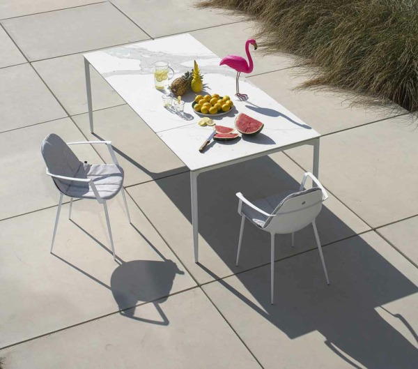 Table design extérieur MARGUERITE JOLI Table design extérieur MARGUERITE de JOLI aux lignes sobres.