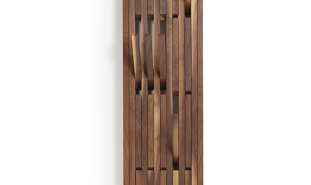 portemanteau PERUSE PIANO est en bois massif noyer