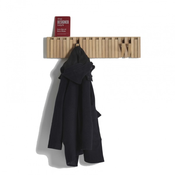 Portemanteau XYLO de PERUSE est fabriqué avec des touches en chêne, en hêtre et en noyer.