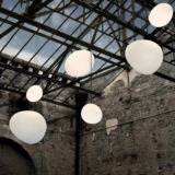 Lampe suspension en verre soufflé satiné de Foscarini dont la forme ovoïdale apporte une atmosphère douce.