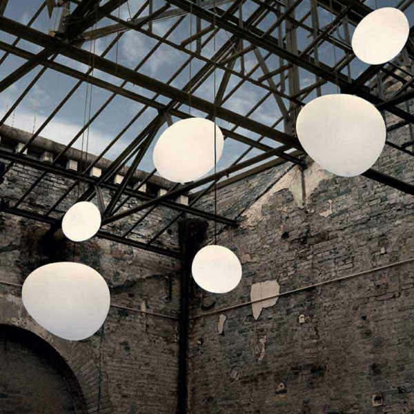 Lampe suspension en verre soufflé satiné de Foscarini dont la forme ovoïdale apporte une atmosphère douce.