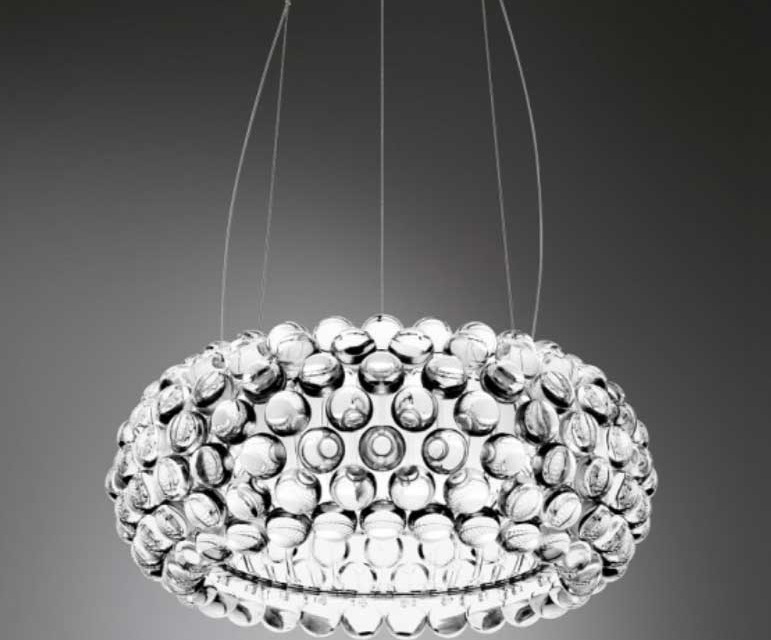 Lampe suspension Caboche Foscarini ornée de perles.