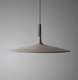 Lampe suspension large APLOMB artisanale de FOSCARINI est fabriquée en Italie.