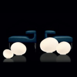 Lampe en verre soufflé satiné de Foscarini dont la forme ovoïdale apporte une atmosphère douce.