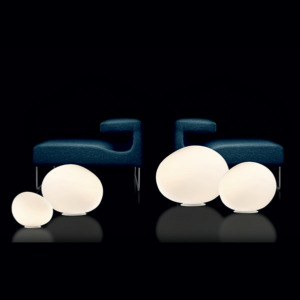 Lampe en verre soufflé satiné de Foscarini dont la forme ovoïdale apporte une atmosphère douce.