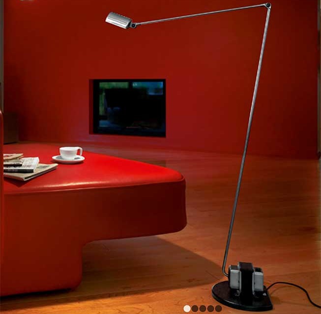 Ce lampadaire Daphine TERRA LED de la marque Lumina est une nouvelle version de la lampe créée en 1990 par Rodolfo Dordoni.