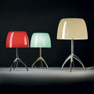 Lampe de table Lumière de Foscarini avec diffuseur verre et finition miroir.
