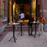 Cette table de bistrot FIZZ convient à tous les types d'espaces. Le plateau escamotable permet de ranger cette table très facilement.