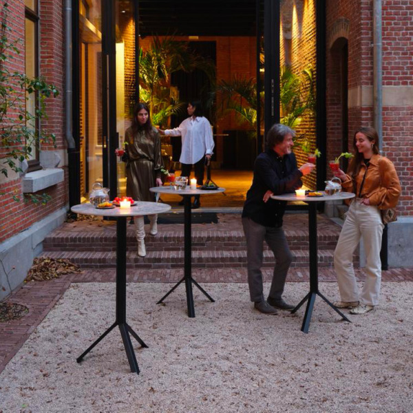 Cette table de bistrot FIZZ convient à tous les types d'espaces. Le plateau escamotable permet de ranger cette table très facilement.