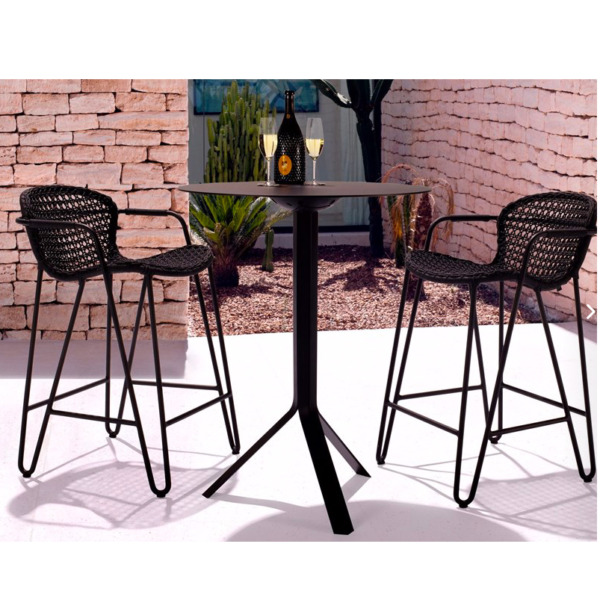 Cette table de bistrot FIZZ design JOLI convient à tous les types d'espaces extérieurs.