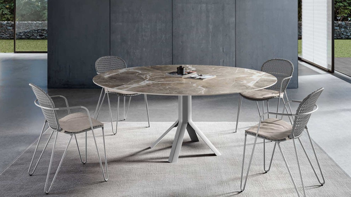 Cette table design FIZZ de la marque belge JOLI est contemporaine et associe un plateau en grès céramique MARBRE AZURO à un piétement en inox laqué.