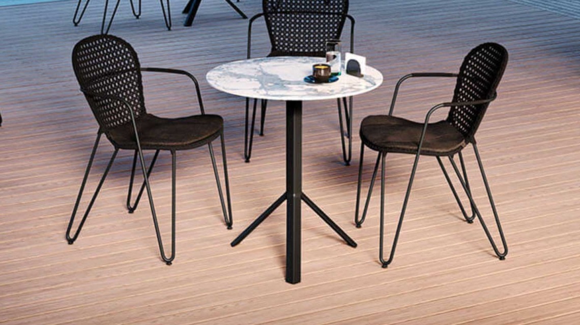 Cette table de bistrot FIZZ design JOLI convient à tous les types d'espaces extérieurs. Le plateau escamotable permet de ranger cette table très facilement.