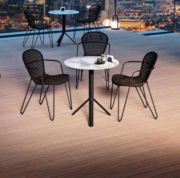 Cette table de bistrot FIZZ design JOLI convient à tous les types d'espaces extérieurs. Le plateau escamotable permet de ranger cette table très facilement.