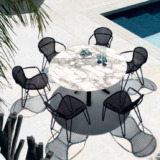 Cette table design FIZZ de la marque belge JOLI est contemporaine.