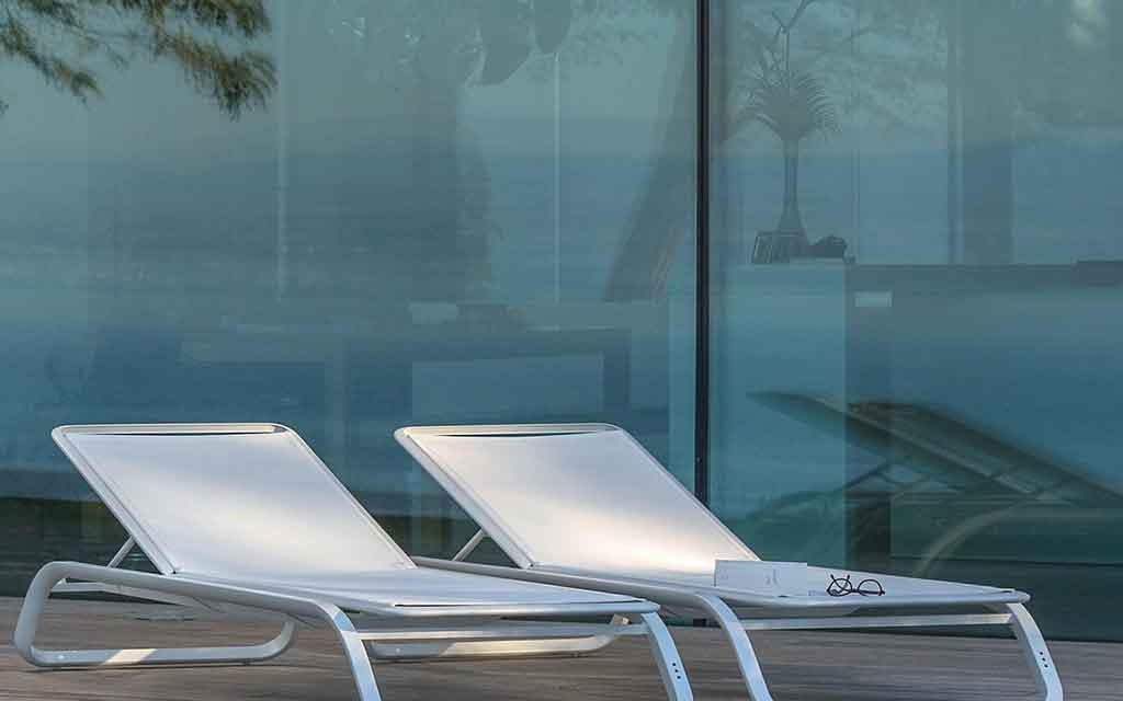 Ce bain de soleil MARUMI EGO Paris est disponible en plusieurs couleurs tendances et contemporaines. Il a été conçu par le designer Thomas Sauvage.