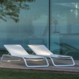 Ce bain de soleil MARUMI EGO Paris est disponible en plusieurs couleurs tendances et contemporaines. Il a été conçu par le designer Thomas Sauvage.