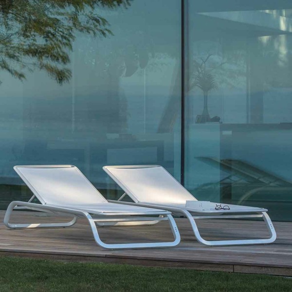 Ce bain de soleil MARUMI EGO Paris est disponible en plusieurs couleurs tendances et contemporaines. Il a été conçu par le designer Thomas Sauvage.