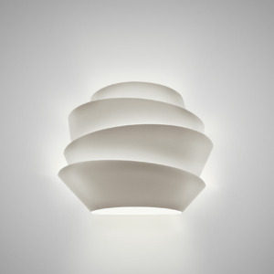 Lampe murale SOLEIL Foscarini est fabriquée en Italie selon un style design industriel.