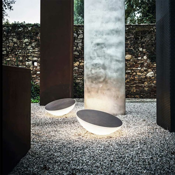 Lampe extérieur solar Foscarini se prête à des compositions spectaculaires.