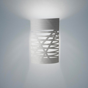 Lampe murale Tress Foscarini est fabriquée en Italie selon un style de type design industriel.