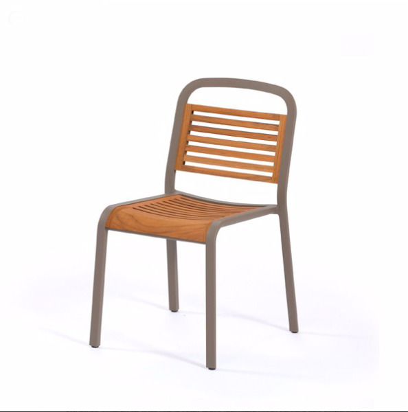 Chaise MARUMI EGO Paris est un mariage réussi entre le bois teck et l'aluminium thermolaqué.