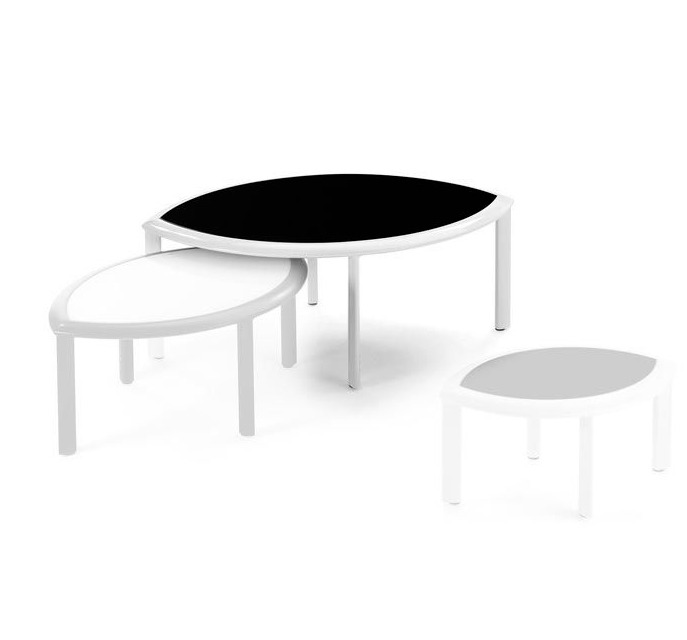 La table basse design PREMIERE de la marque EGO Paris est idéale pour aménager un espace extérieur.