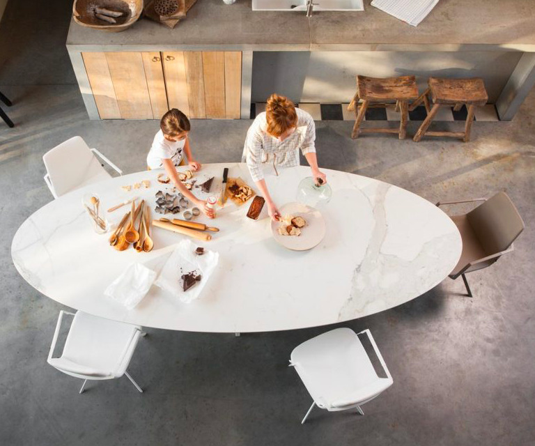 Cette table de repas WIRE design de JOLI est composée d'un plateau en grès céramique "Emperador" et d'un piétement en inox laqué.