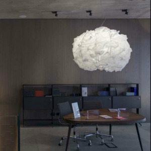 La Suspension Nuée de foscarini fournit une éclairage remarquable grâce à ses sources de lumière.