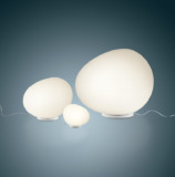 Lampe de table GREGG en verre soufflé satiné de la marque Foscarini dont la forme ovoïdale apporte une atmosphère douce au salon, à l'entrée ou la chambre.