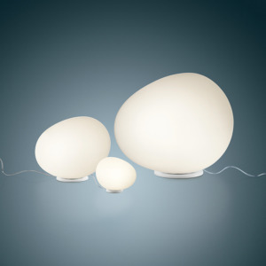Lampe de table GREGG en verre soufflé satiné de la marque Foscarini dont la forme ovoïdale apporte une atmosphère douce au salon, à l'entrée ou la chambre.